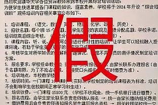 ?30岁的凯恩就坐在那里，落寞的目光望过去都是无缘决赛的遗憾